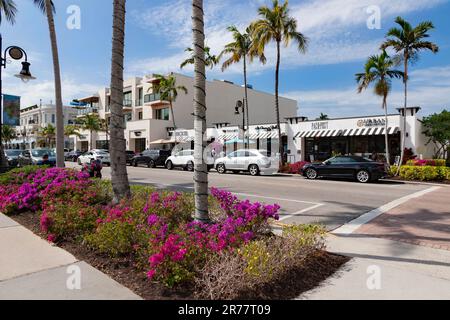 Centre-ville 5th Avenue South, le quartier commerçant et touristique animé de Naples, Floride, États-Unis. Banque D'Images