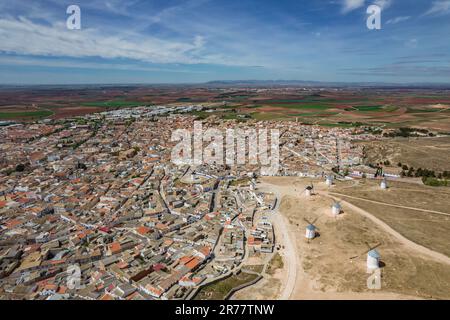 Vue aérienne du groupe d'anciens moulins à vent historiques à Campo de Criptana, Espagne Banque D'Images