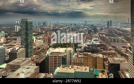 Vue sur Toronto, vers l'est, en bas de King Street Banque D'Images