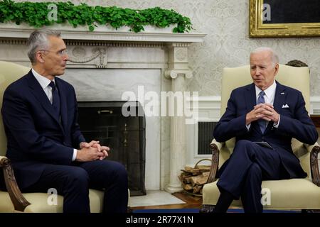 Le président des États-Unis Joe Biden rencontre le secrétaire général de l'OTAN Jens Stoltenberg dans le bureau ovale de la Maison Blanche sur 13 juin 2023 à Washington, DDC: Samuel Corum/Pool via CNP/MediaPunch Banque D'Images