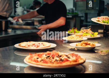 Commandes de nourriture sur la table de cuisine dans le restaurant Banque D'Images