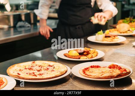 Commandes de nourriture sur la table de cuisine dans le restaurant Banque D'Images