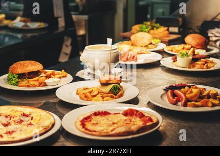 Commandes de nourriture sur la table de cuisine dans le restaurant Banque D'Images