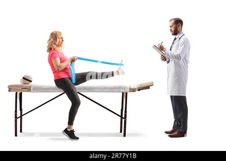 Femme exerçant une jambe avec une bande de résistance et un médecin écrivant un document isolé sur fond blanc Banque D'Images