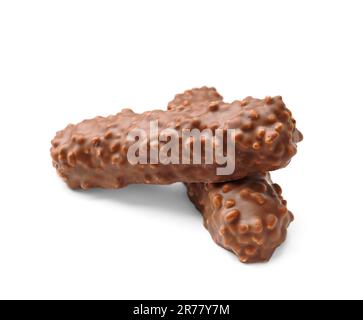 Barres de chocolat au chocolat au lait avec galettes croustillantes et caramel isolés sur fond blanc. Banque D'Images