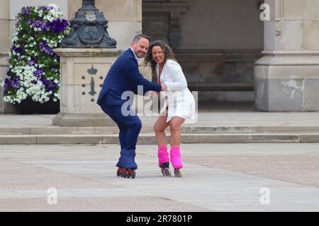 Mariée et marié espagnols roller vers leur photographe de mariage devant Concello da Coruña, place Maria Pita, la Caruna, Espagne, avril 2023 Banque D'Images