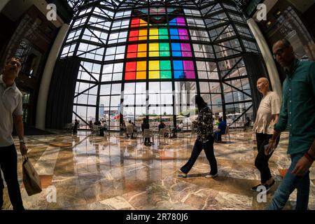 Pour célébrer la fierté gay, des panneaux colorés au-dessus de la fenêtre du jardin d'hiver de Brookfield place à Lower Manhattan New York forment un drapeau de fierté progressiste géant, vu jeudi, 8 juin 2023. (© Richard B. Levine) Banque D'Images