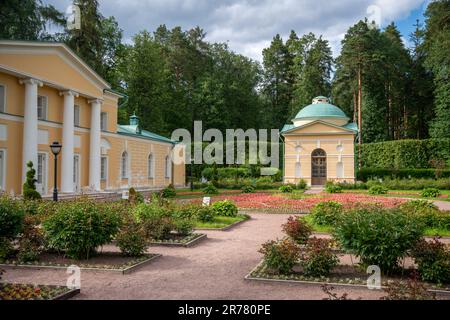 Paysage étonnant avec lit de fleur et rosiers et buissons de pivoines dans le manoir historique d'Usupova Archangelskoe. Les pivoines commencent à fleurir et à s'épanouir dans le jardin Banque D'Images