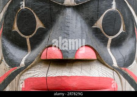 Ketchikan, Alaska, Etats-Unis - 22 mai 2023 : visage peint de couleurs vives sur le totem Banque D'Images