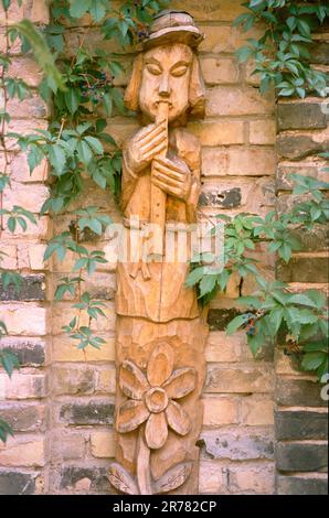 Une statuette sculptée à l'extérieur d'un atelier de travail du bois, vieille ville de Vilnius, Lituanie Banque D'Images