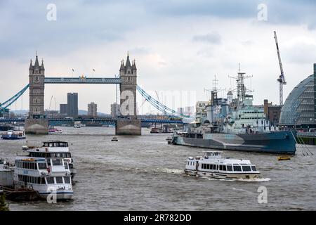 LONDRES, ANGLETERRE - 18th AVRIL 2023 : vue sur la Tamise, le Tower Bridge et le HMS Belfast Banque D'Images