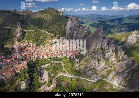 Vue aérienne du village de Castelmezzano au lever du soleil à Apennines Dolomiti Lucane, Basilicate, Italie Banque D'Images