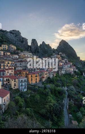 Vue aérienne du village de Castelmezzano au lever du soleil à Apennines Dolomiti Lucane, Basilicate, Italie Banque D'Images
