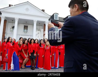 New York, États-Unis. 13th juin 2023. Les membres d'un groupe de soutien de Trump appelé Save America arrivent avant que l'ancien président Donald Trump ne parle au club de golf national de Trump Bedminster après que Trump ait comparu plus tôt dans la journée au tribunal fédéral de Miami, devant 37 accusations fédérales concernant le traitement de documents classifiés, mardi, 13 juin 2023 à Bedminster, New Jersey. Trump plaide aujourd'hui non coupable de 37 accusations liées à une mauvaise manipulation présumée de documents classifiés. Photo de John Angelillo/UPI crédit: UPI/Alay Live News Banque D'Images