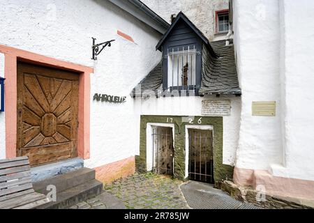 Source de l'ahr dans la cave d'une maison à colombages dans le centre du village historique de blankenheim Banque D'Images