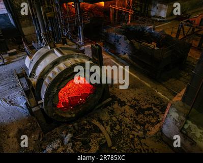 Godet avec refroidissement des scories chaudes dans l'usine métallurgique. Banque D'Images