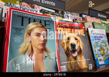 Barnes & Noble libraires sur Union Square dispose d'un grand choix de magazines, New York City, USA 2023 Banque D'Images