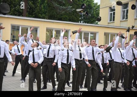 10 juin 2023, Lviv, Ukraine : les cadets se réjouissent lors de la cérémonie de remise des diplômes au Lyceum, qui porte le nom des héros Krut à Lviv Heroes Krut Lyceum, qui a amélioré leur entraînement physique militaire, et ils ont célébré leur remise des diplômes des cadets en 147. Ce lyceum est une institution spécialisée unique d'enseignement secondaire des II-III degrés du profil militaire pour l'éducation des enfants à partir de 13 ans. C'est le lien principal du système d'éducation militaire de l'Ukraine, parce que ses diplômés deviennent des cadets des établissements d'enseignement militaire supérieur des structures du secteur de la sécurité et de la défense de Banque D'Images