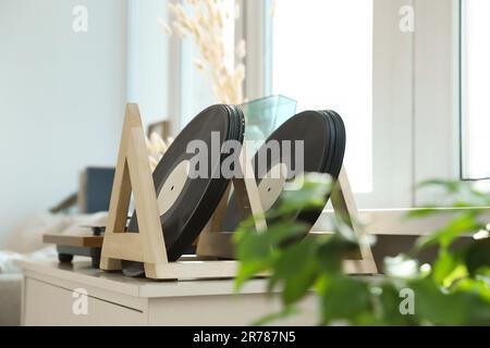 Disques en vinyle et lecteur sur table en bois blanc à l'intérieur Banque D'Images