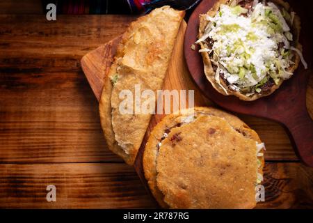 Sope, Quesadilla et Gordita. Très populaire nourriture de rue au Mexique connu sous le nom de Garnachas ou mexicain Antojitos, il se compose fondamentalement de la pâte de maïs frit an Banque D'Images