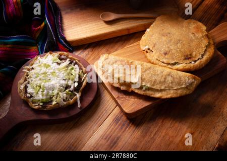 Sope, Quesadilla et Gordita. Très populaire nourriture de rue au Mexique connu sous le nom de Garnachas ou mexicain Antojitos, il se compose fondamentalement de la pâte de maïs frit an Banque D'Images