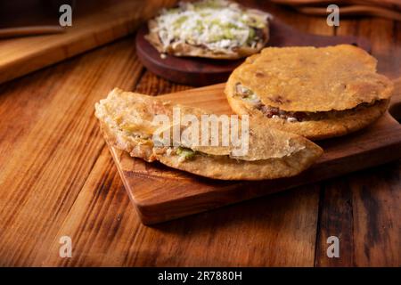 Sope, Quesadilla et Gordita. Très populaire nourriture de rue au Mexique connu sous le nom de Garnachas ou mexicain Antojitos, il se compose fondamentalement de la pâte de maïs frit an Banque D'Images