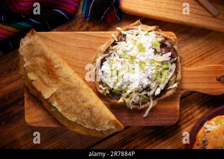 Sope et Quesadilla. Une partie de la nourriture de rue au Mexique connu sous le nom de Garnachas ou Antojitos mexicain, il se compose essentiellement de pâte de maïs frit et farcie Banque D'Images