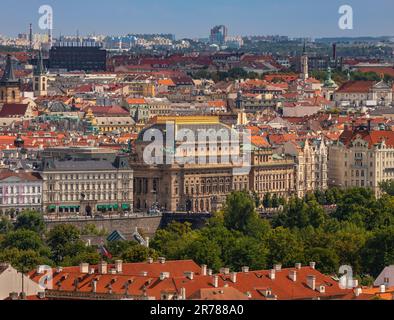 PRAGUE, RÉPUBLIQUE TCHÈQUE, EUROPE - Théâtre national Narodni Divadlo, centre, et vue sur Prague. Banque D'Images