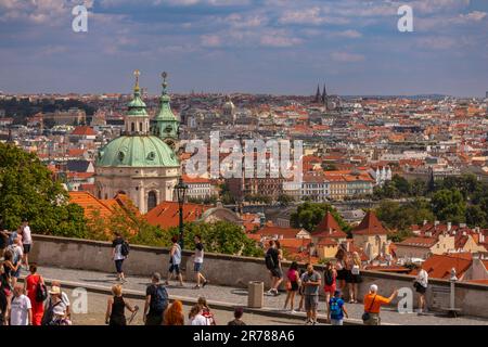 PRAGUE, RÉPUBLIQUE TCHÈQUE, EUROPE - les touristes marchent devant le dôme de St L'église de Nicolas, une église baroque dans la petite ville de Prague, et vue sur la Cit Banque D'Images