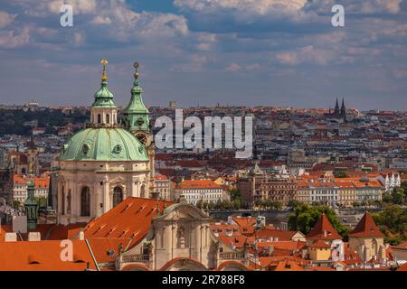 PRAGUE, RÉPUBLIQUE TCHÈQUE, EUROPE - ST. L'église Nicholas, une église baroque dans la petite ville de Prague, et vue sur la ville. Banque D'Images