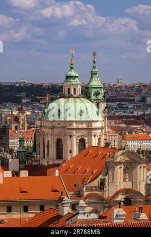 PRAGUE, RÉPUBLIQUE TCHÈQUE, EUROPE - ST. L'église Nicholas, une église baroque dans la petite ville de Prague, et vue sur la ville. Banque D'Images