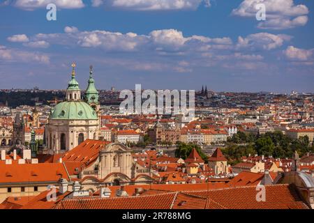 PRAGUE, RÉPUBLIQUE TCHÈQUE, EUROPE - ST. L'église Nicholas, une église baroque dans la petite ville de Prague, et vue sur la ville. Banque D'Images