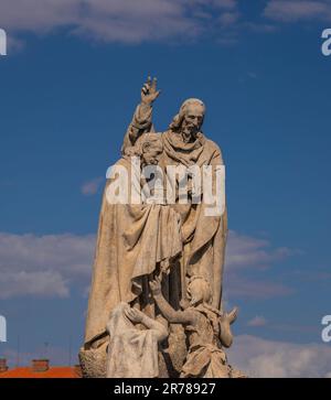 PRAGUE, RÉPUBLIQUE TCHÈQUE, EUROPE - statues de Saint Cyril et de Saint Methodius sur le pont Charles. Banque D'Images