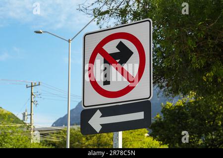 Différents panneaux routiers sur la rue de la ville contre le ciel bleu Banque D'Images