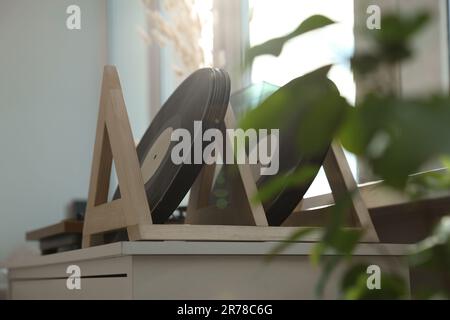 Disques en vinyle et lecteur sur table en bois blanc à l'intérieur Banque D'Images