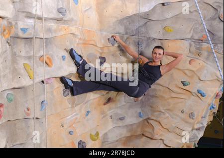 jeune femme active sur le mur de pierre dans le centre sportif Banque D'Images