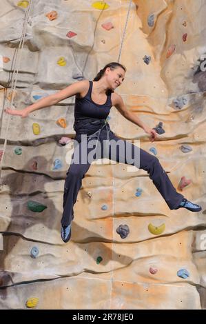 jeune femme active sur le mur de pierre dans le centre sportif Banque D'Images