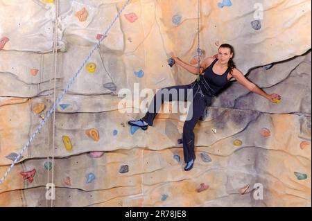 jeune femme active sur le mur de pierre dans le centre sportif Banque D'Images