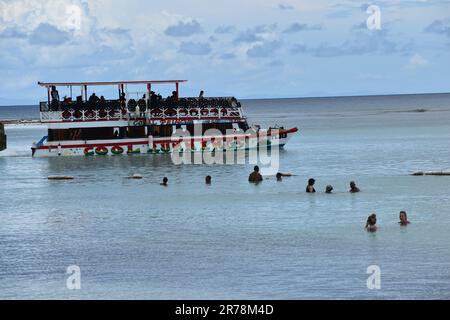 Des bateaux à fond de verre à Pigeon point transportent des touristes dans des excursions pour voir le récif de Buccoo, Nylon Pool et No Man's Land à Tobago. Banque D'Images