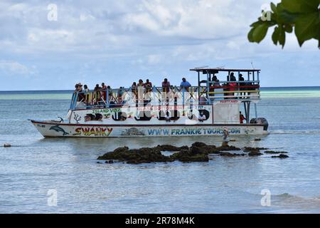 Des bateaux à fond de verre à Pigeon point transportent des touristes dans des excursions pour voir le récif de Buccoo, Nylon Pool et No Man's Land à Tobago. Banque D'Images