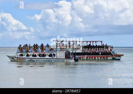 Des bateaux à fond de verre à Pigeon point transportent des touristes dans des excursions pour voir le récif de Buccoo, Nylon Pool et No Man's Land à Tobago. Banque D'Images