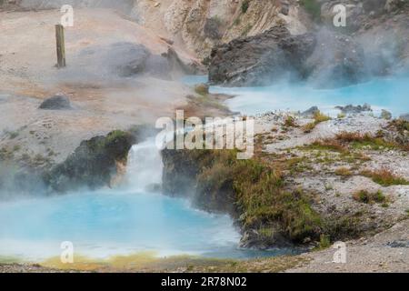 Le site géologique de Hot Creek abrite des sources chaudes ébouillantes près de la ville de Mammoth Lakes, dans le comté de Mono, en Californie. Banque D'Images