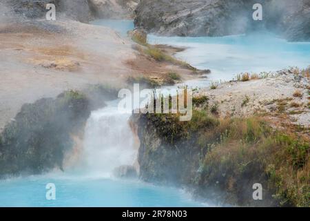 Le site géologique de Hot Creek abrite des sources chaudes ébouillantes près de la ville de Mammoth Lakes, dans le comté de Mono, en Californie. Banque D'Images