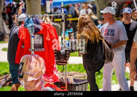 Miami, FL, USA - 13 juin 2023: Crowds news personnes Wilkie D Ferguson Jr Palais de justice américain Donald Trump arrive Miami inculpation audience Banque D'Images