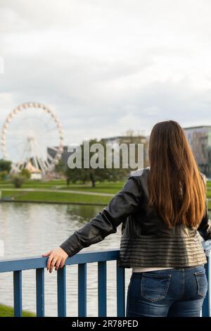 Une femme voyageur dans des lieux historiques regarde autour de la cour du monument de Cracovie. Tourisme dans un lieu historique le jour ensoleillé. Femme Tourisme et blogging partage en direct en ligne pour le voyage de l'auditoire ensemble Banque D'Images