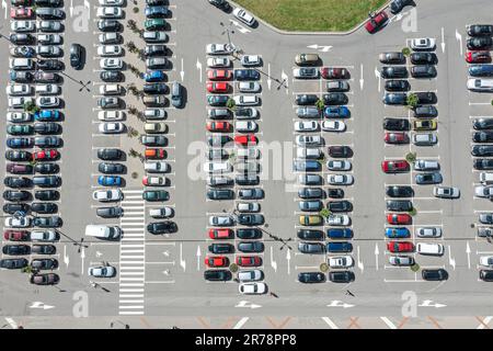 vue aérienne sur le parking extérieur bondé près du centre commercial. photo de drone en regardant vers le bas. Banque D'Images