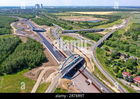 12 juin 2023, Saxe, Böhlen: La première couche d'asphalte a déjà été appliquée à la future chaussée du A72 à la jonction de Zwenkau près de Großdeuben. L'écart entre le A72 et le A38 devrait être comblé d'ici la mi-juillet. D'ici 2026, la plus grande partie de la nouvelle construction devrait être achevée et le trafic de la région de Vogtland à Leipzig pourra se déplacer sur deux voies. La construction de la fermeture de l'écart est complexe parce que la route traverse les terrains de déversement d'une ancienne mine à ciel ouvert. (Photo aérienne avec drone) photo: Jan Woitas/dpa Banque D'Images