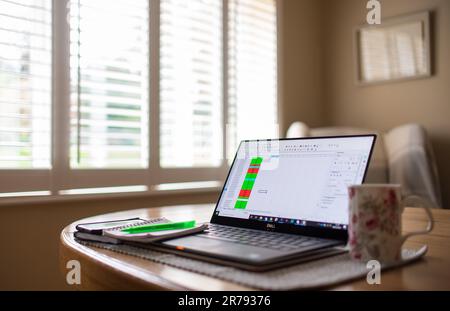 Photo du dossier datée du 04/03/2020 d'un ordinateur portable sur une table de salle à manger, installé comme bureau distant pour travailler de la maison. Selon une enquête, près de la moitié (46 %) des non-retraités pensent qu'ils continueront à travailler au-delà de leur âge de retraite. Un sur 14 (7 %) ne pense pas qu'il sera jamais en mesure de prendre sa retraite, a constaté la recherche pour le fournisseur de pension de travail People's Partnership. Un jeune sur sept (13 %) âgé de 18 à 24 ans pense qu'il travaillera encore lorsqu'il aura 70 ans et plus, selon l'enquête YouGov menée en mai auprès de près de 1 600 personnes à travers le Royaume-Uni qui ne sont pas encore à la retraite. Date de publication : mercredi juin Banque D'Images