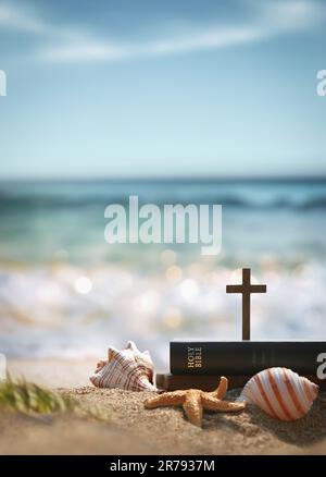 Livre biblique, croix de Jésus-Christ, conch et étoiles de mer sur les vagues et la plage de sable, retraite d'été d'église et camp d'été d'école biblique d'été Banque D'Images