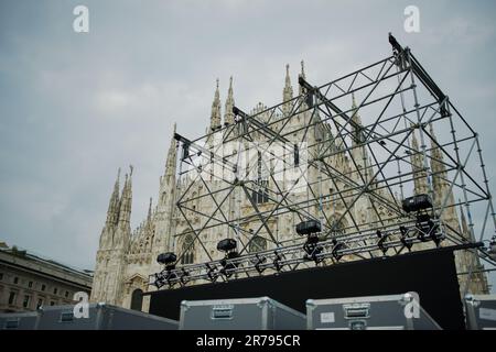 Milan, Italie. 13th juin 2023. Les préparatifs de l'installation de l'écran maxi devant la cathédrale, où seront projetés les images de la cérémonie d'État, pour Silvio Berlusconi. Préparatifs pour les funérailles d'État de Silvio Berlusconi, décédé sur 12 juin à l'hôpital de San Raffaele à l'âge de 86 ans. Crédit : SOPA Images Limited/Alamy Live News Banque D'Images